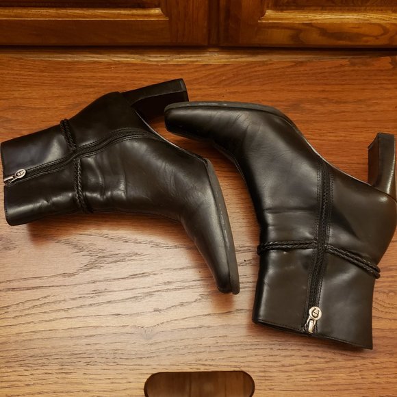 Etienne Aigner Leather Boots! - Picture 3 of 10